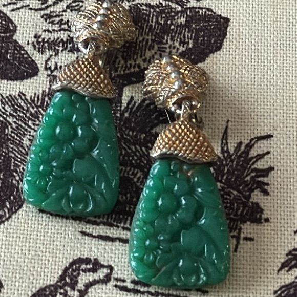 RARE Vintage Hargo Faux Jade Peking Glass Green Floral Earrings - Picture 1 of 9